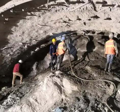 加格达奇拱顶带模注浆料的施工流程及注意事项
